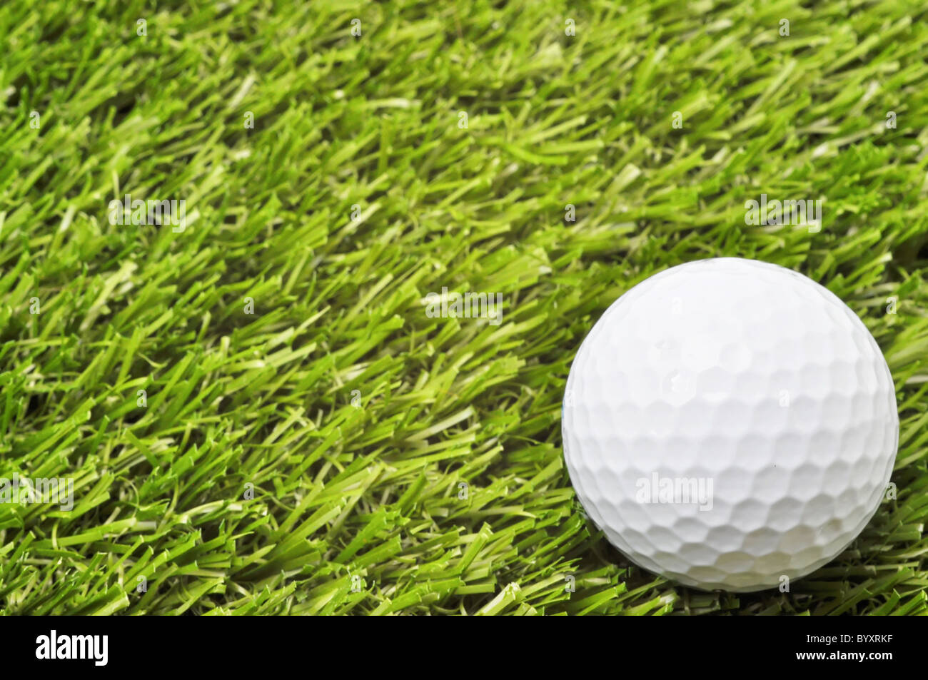 Balle de golf sur l'herbe verte avec copie espace. Banque D'Images