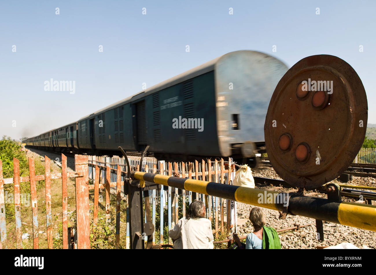 Un train indien par précipitation. Banque D'Images