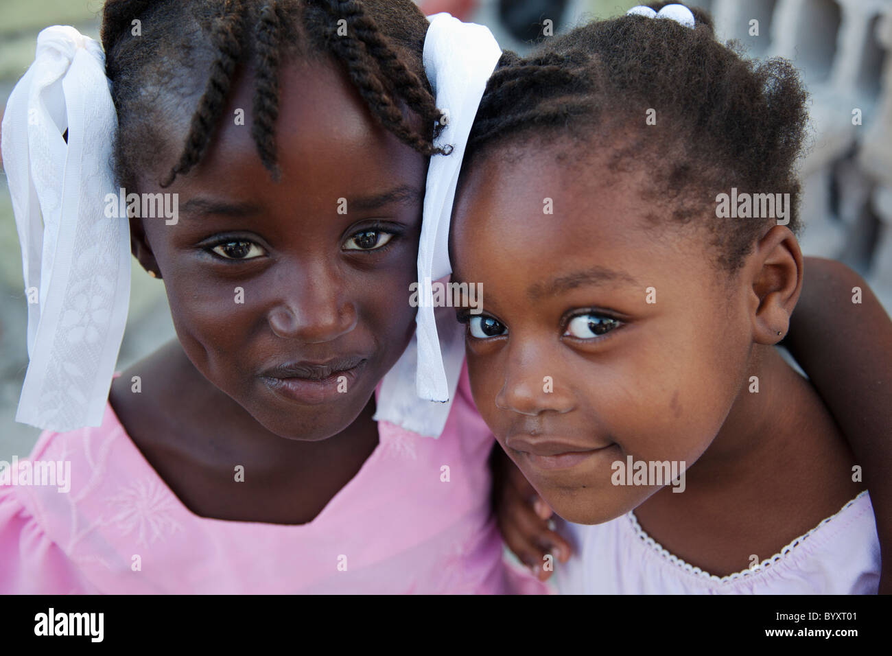 Portrait de deux jeunes filles ; Port-au-Prince, Haïti Banque D'Images