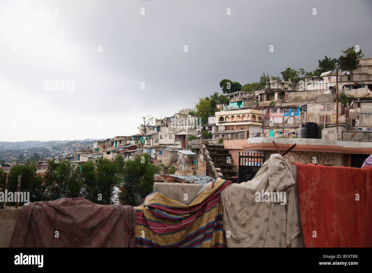 Maisons sur une colline après le séisme, Port-au-Prince, Haïti Banque D'Images