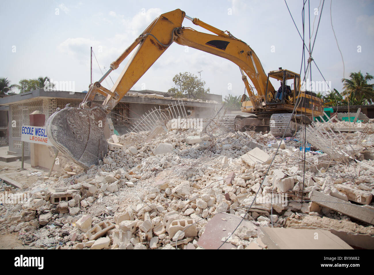 Une pelleteuse le nettoyage de la destruction par le tremblement de terre, Port-au-Prince, Haïti Banque D'Images
