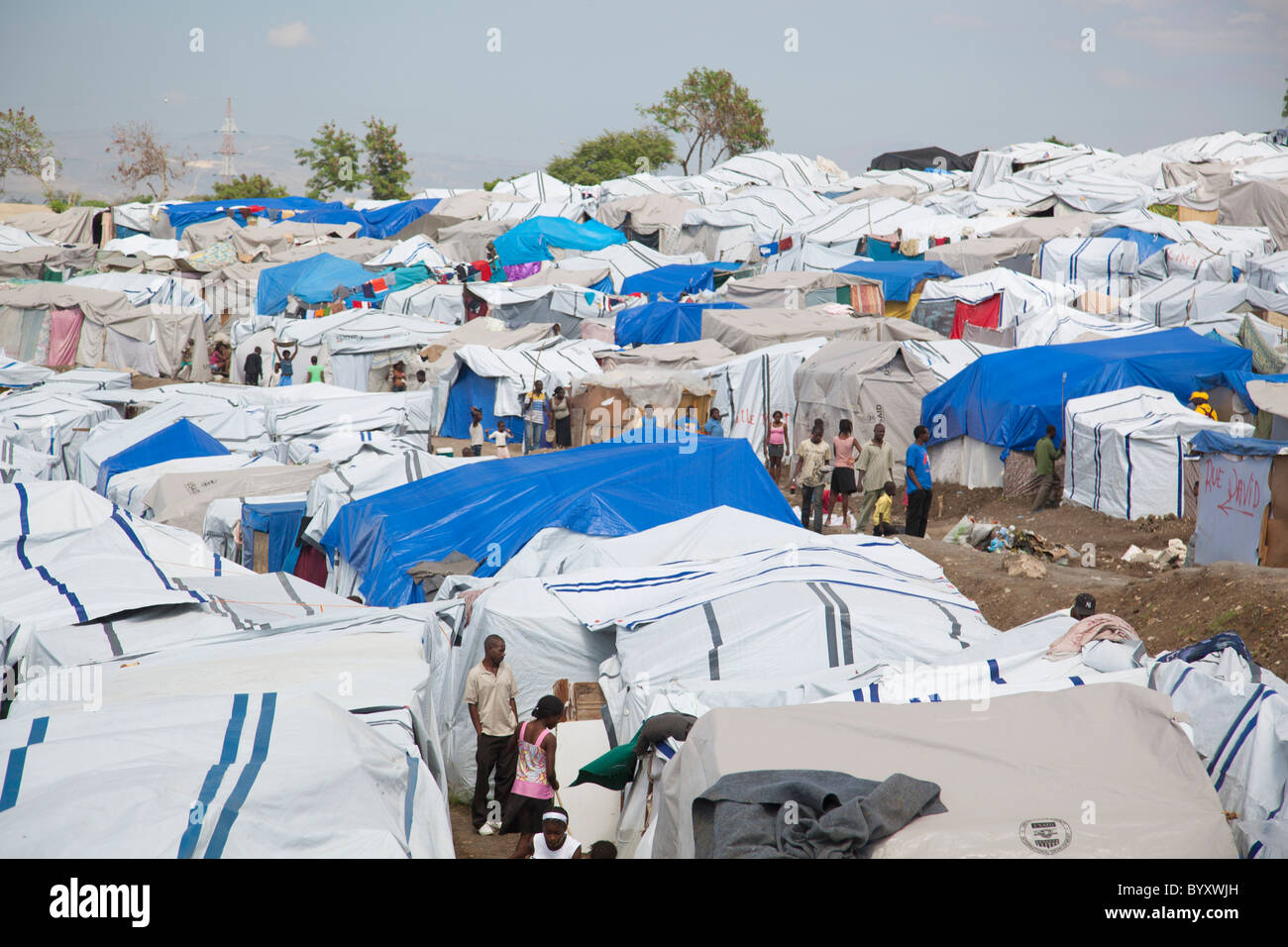 Les personnes déplacées dans des tentes pour l'abri après le séisme, Port-au-Prince, Haïti Banque D'Images