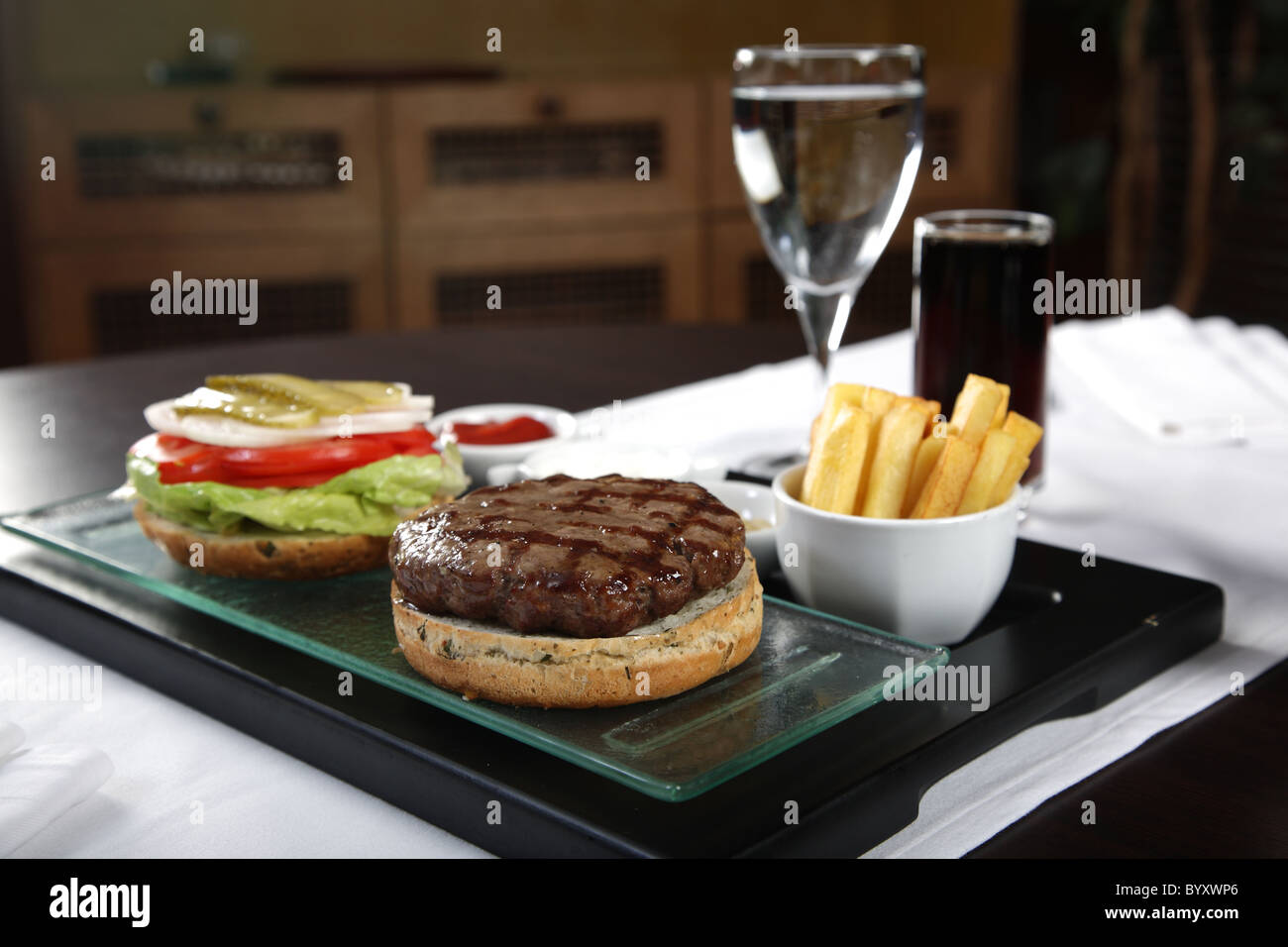 Un burger classique sur une table de luxe Banque D'Images