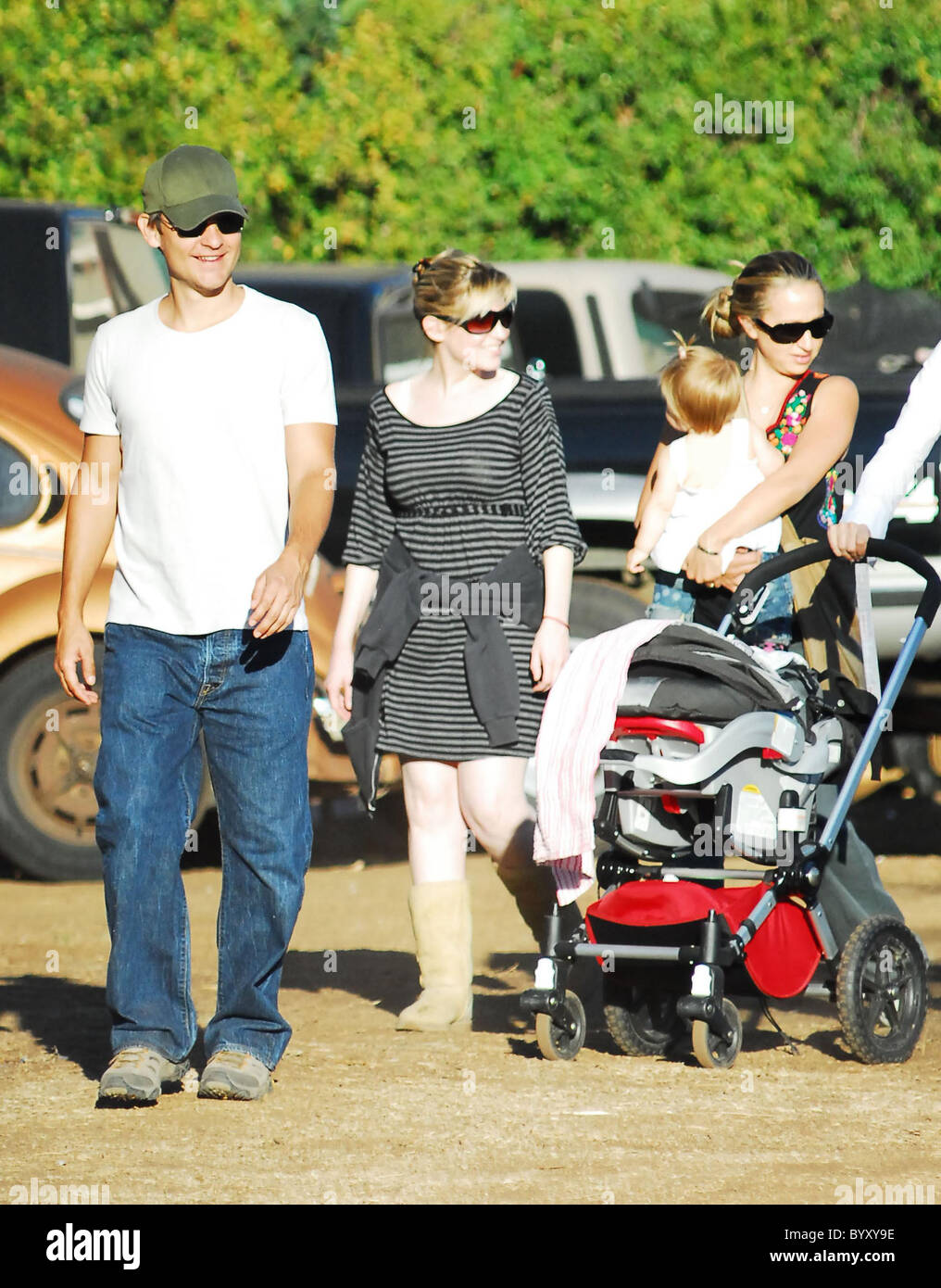 Tobey Maguire, sa femme Jennifer Meyer et leur fille Rubis à l'Os M. Citrouille West Hollywood, Californie - Banque D'Images