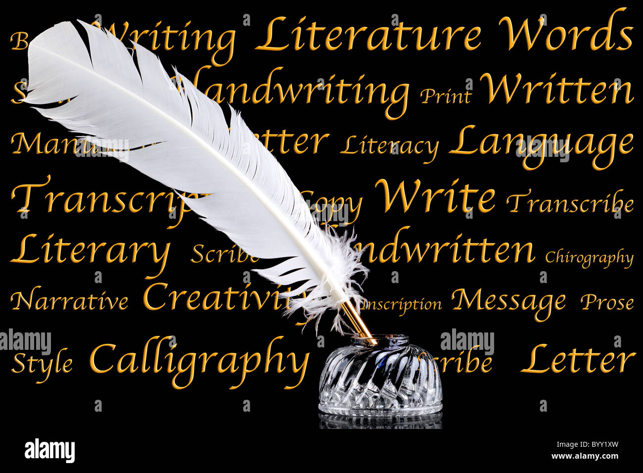 La plume d'une plume blanche et cristal de verre et d'encre sur un fond noir avec des mots associés à la littérature et l'écriture. Banque D'Images