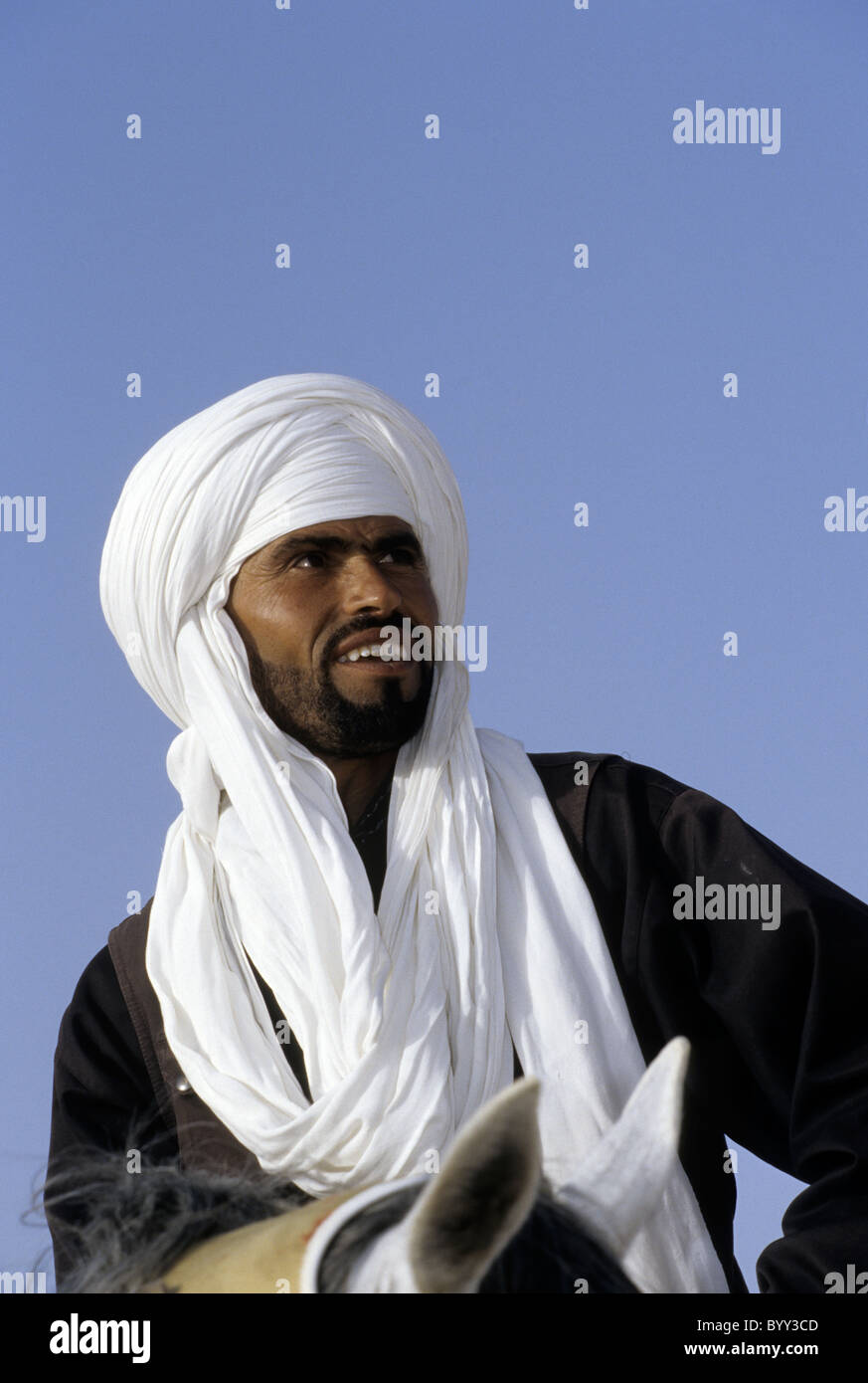 tunisian-man-in-traditional-clothes-banque-de-photographies-et-d-images
