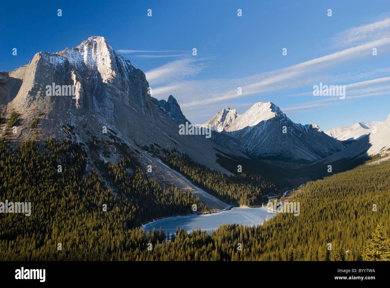 D'Elbow Lake congelé ; Kananaskis, Alberta, Canada Banque D'Images