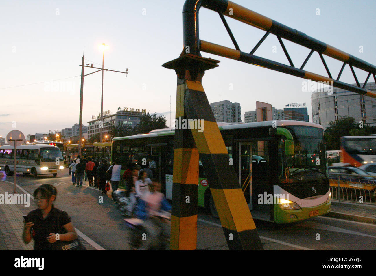 Des centaines de bourrage BUS BEIJING a aidé les navetteurs gratuitement un bus après qu'il est resté coincé dans l'état occupé Pékin l'heure de pointe. Le véhicule Banque D'Images