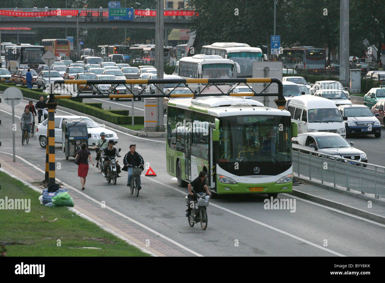 Des centaines de bourrage BUS BEIJING a aidé les navetteurs gratuitement un bus après qu'il est resté coincé dans l'état occupé Pékin l'heure de pointe. Le véhicule Banque D'Images