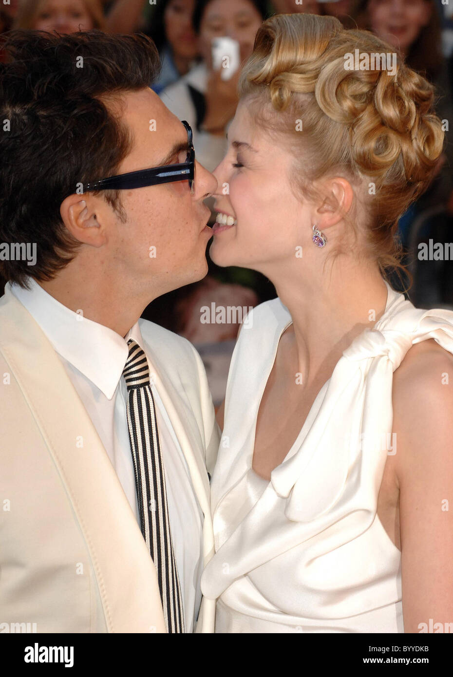 Joe Wright, Rosamund Pike UK Premiere de 'Atonement' tenue à l'Odeon Leicester Square - Londres, Angleterre des arrivées - 04.09.07 Banque D'Images