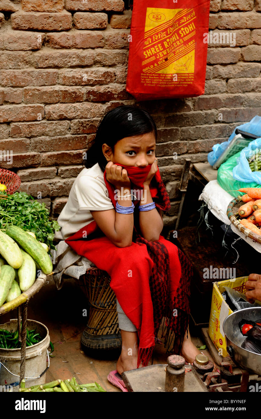 Jeune fille népalais travaillant , peuples vit ( l ) les Népalais , la vie dans la rue à Katmandou kathmandu , Népal , Banque D'Images