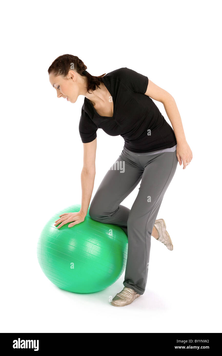 Jolie femme avec un bon ballon pilates, isolé sur fond blanc Banque D'Images