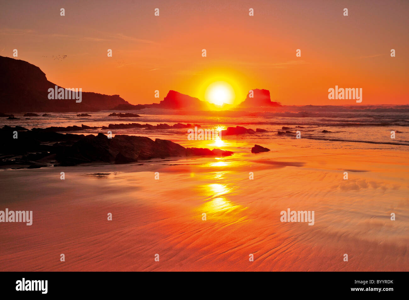 Le Portugal, l'Algarve : le coucher du soleil à Praia do Amado Banque D'Images