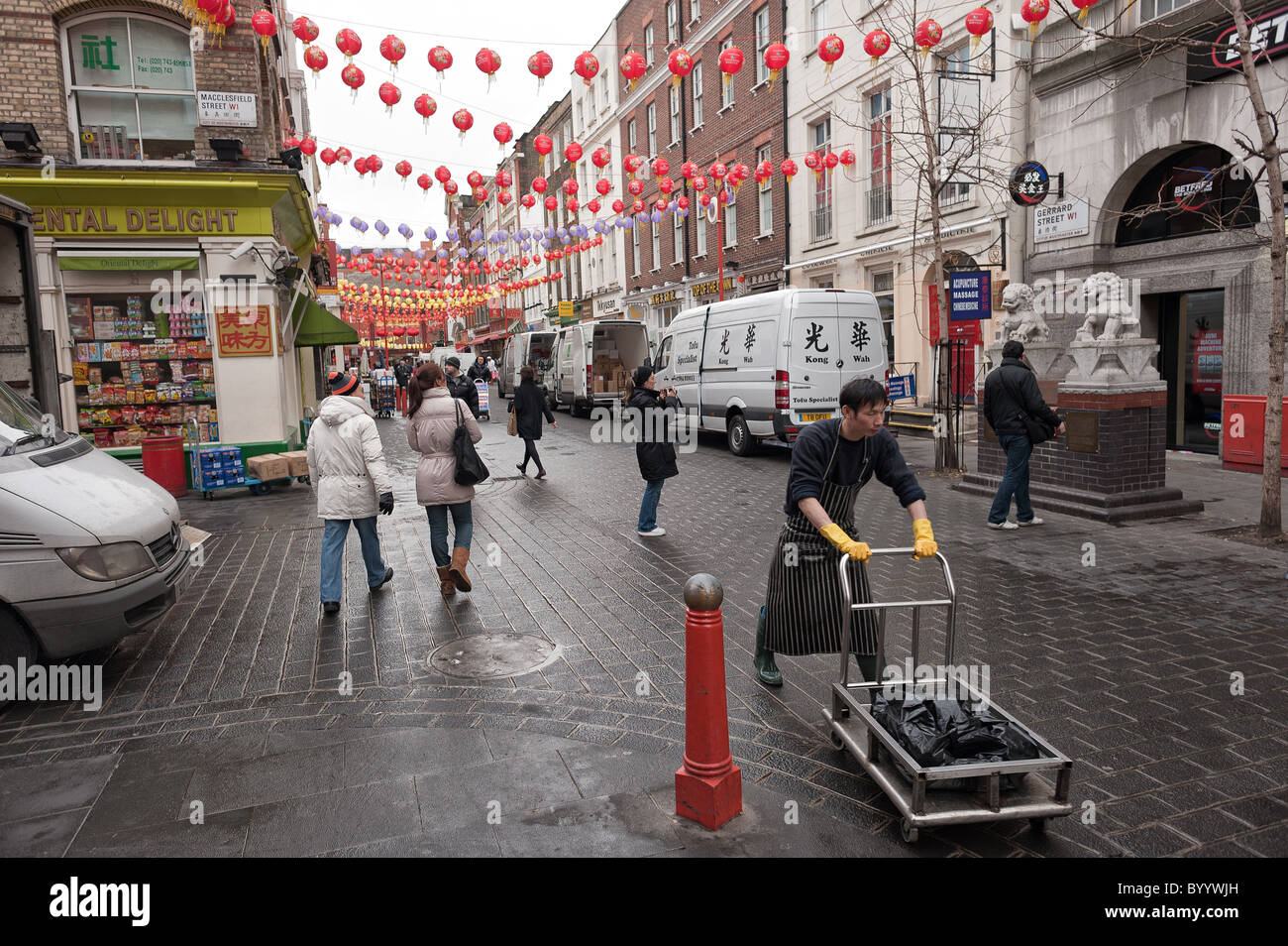Les préparatifs pour le Nouvel An chinois sur Gerrard Street, Chinatown, Soho. Banque D'Images
