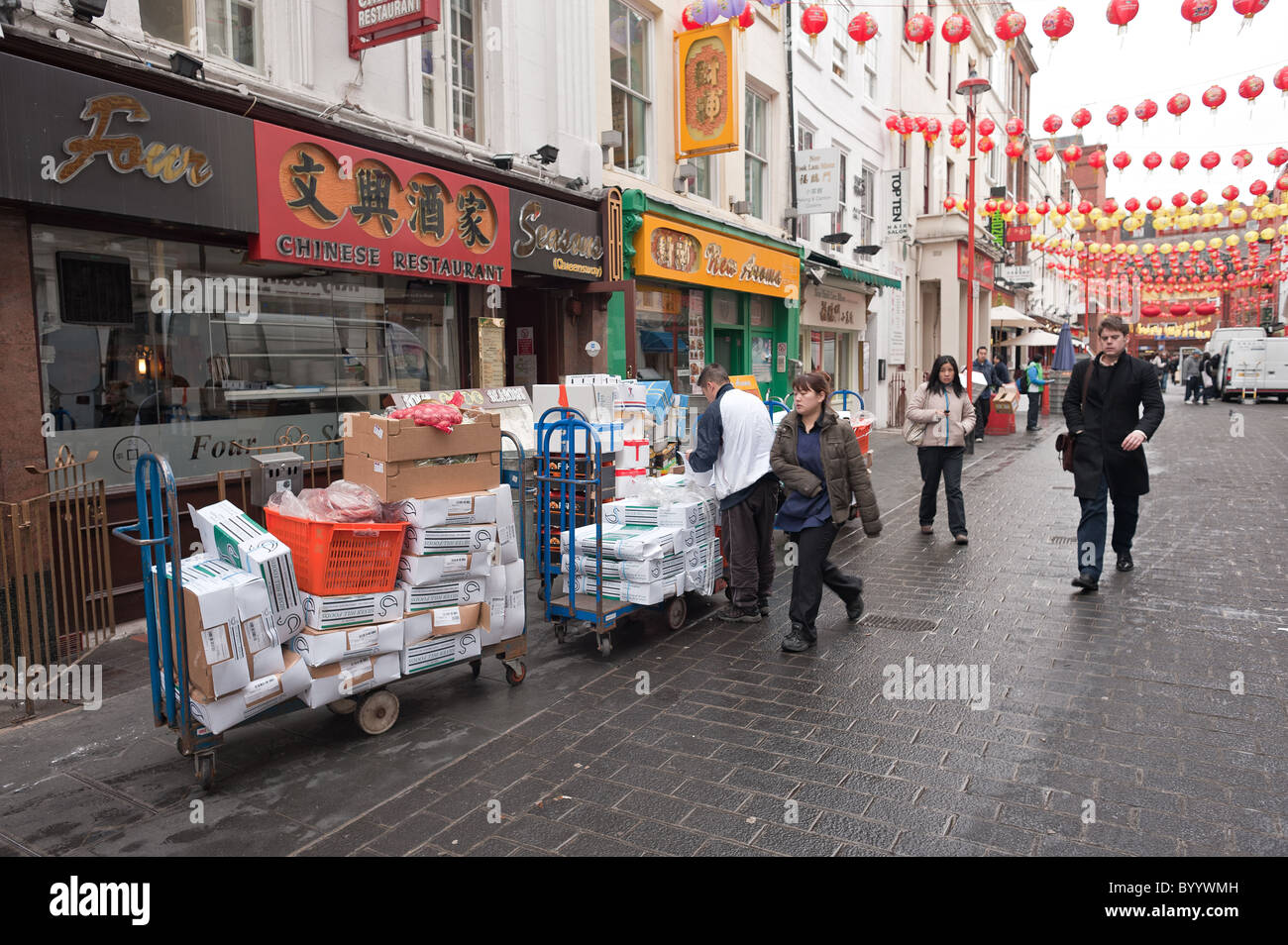 Les préparatifs pour le Nouvel An chinois sur Gerrard Street, Chinatown, Soho. Banque D'Images
