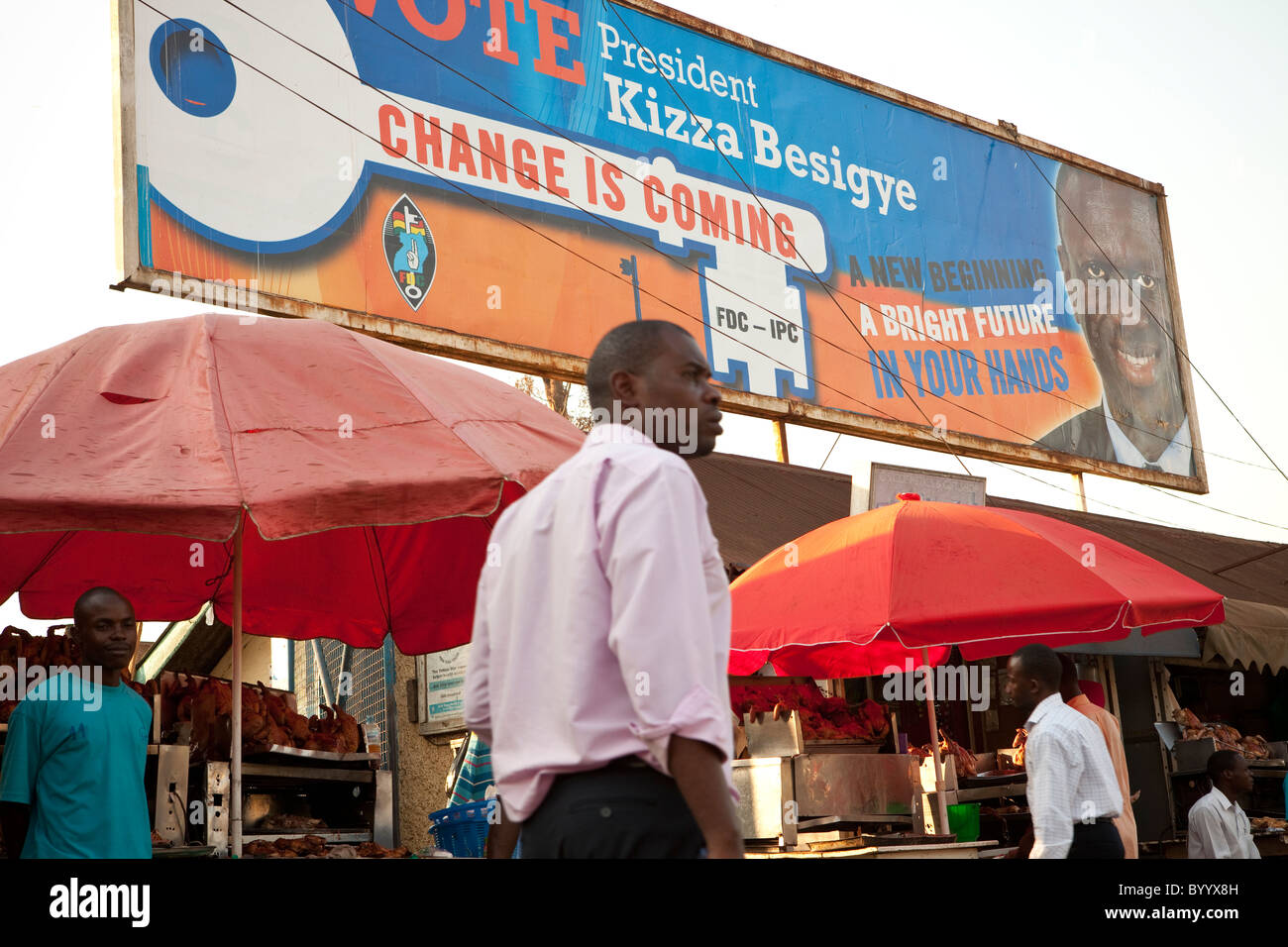 Les rues de Kampala, la capitale de l'Ouganda, sont parsemées de messages de campagne avant l'élection présidentielle du 18 février. Banque D'Images