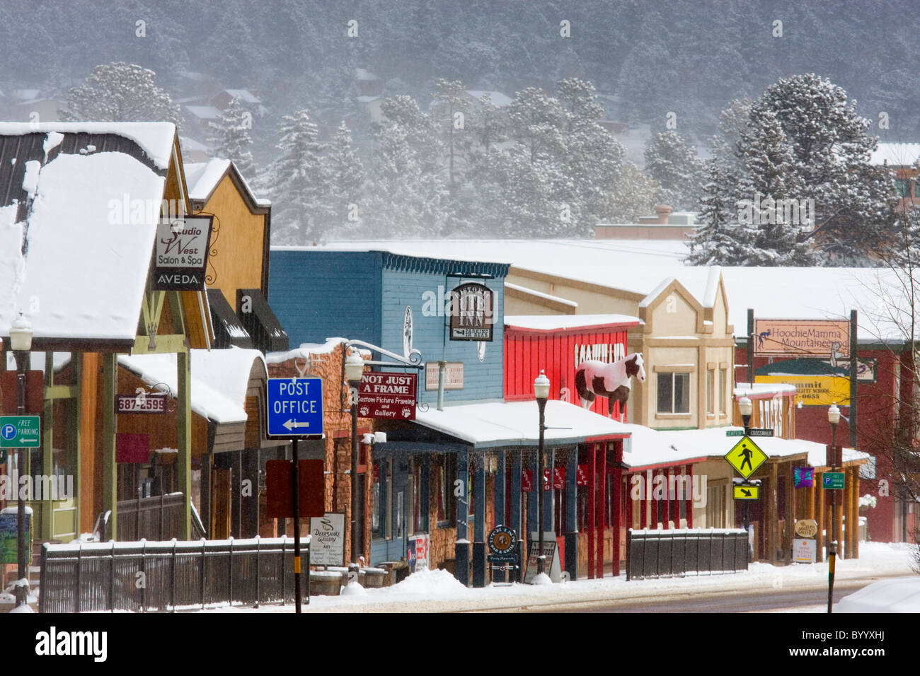 Le centre-ville historique de Woodland Park, Colorado Colorado lors d'un blizzard. Banque D'Images