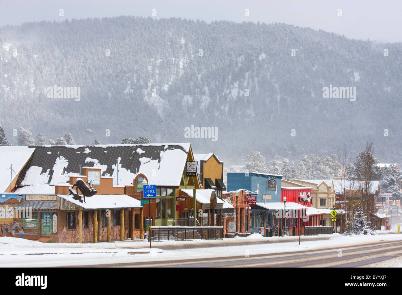 Le centre-ville historique de Woodland Park, Colorado Colorado lors d'un blizzard. Banque D'Images