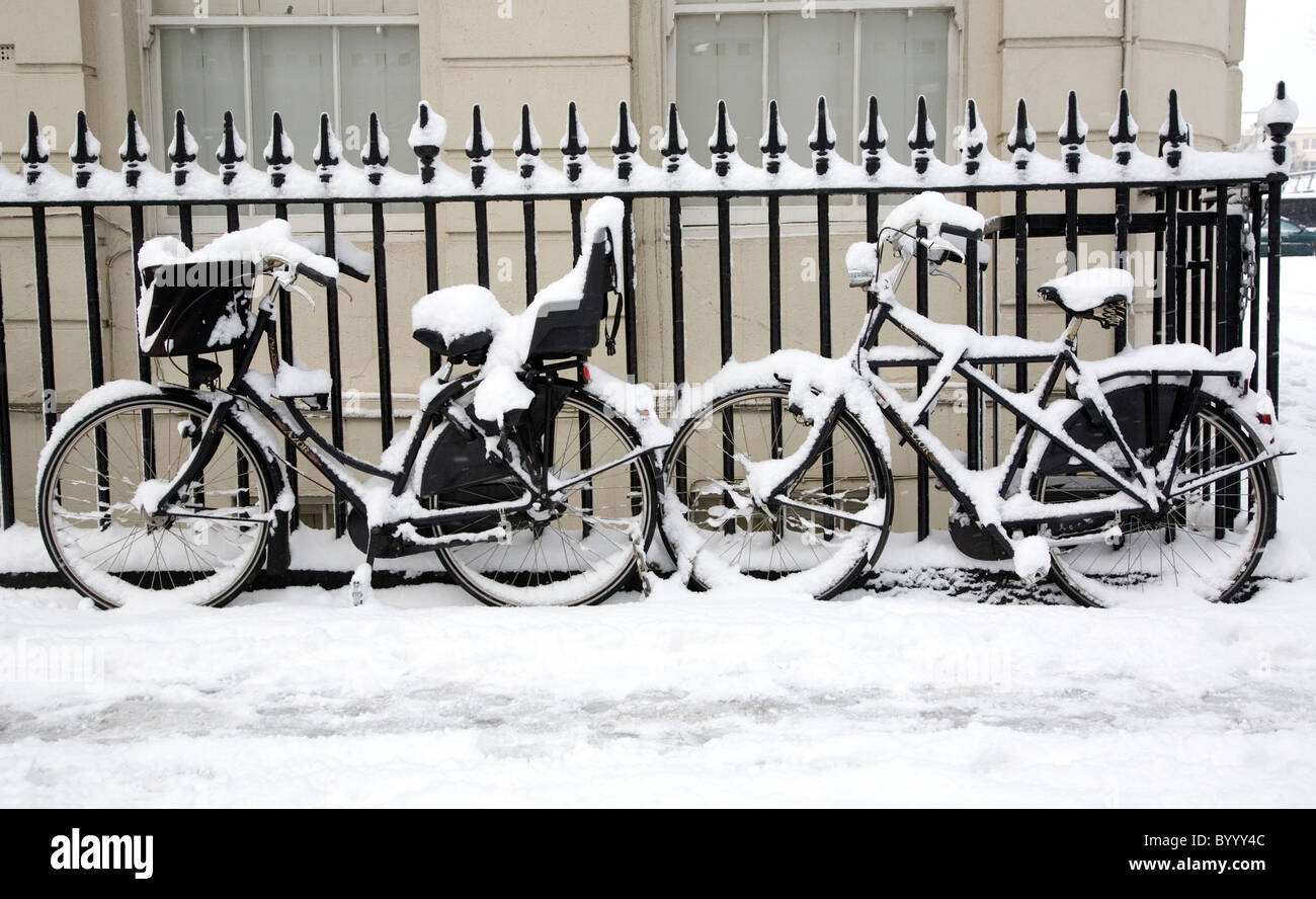 Des vélos dans la neige Banque D'Images