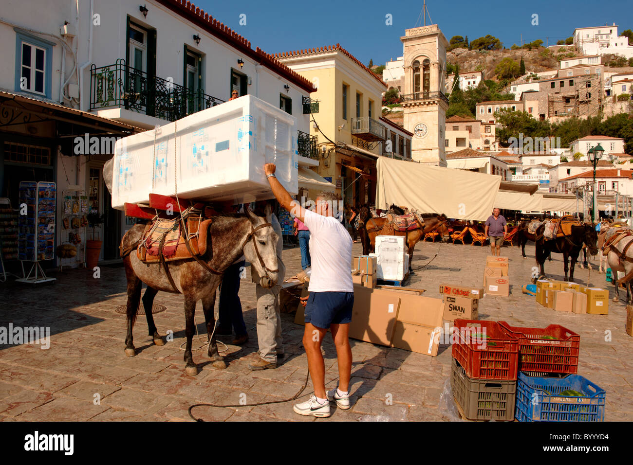 Pack Pony déménagement un réfrigérateur sur Hydra, Grec Iles Saroniques Banque D'Images