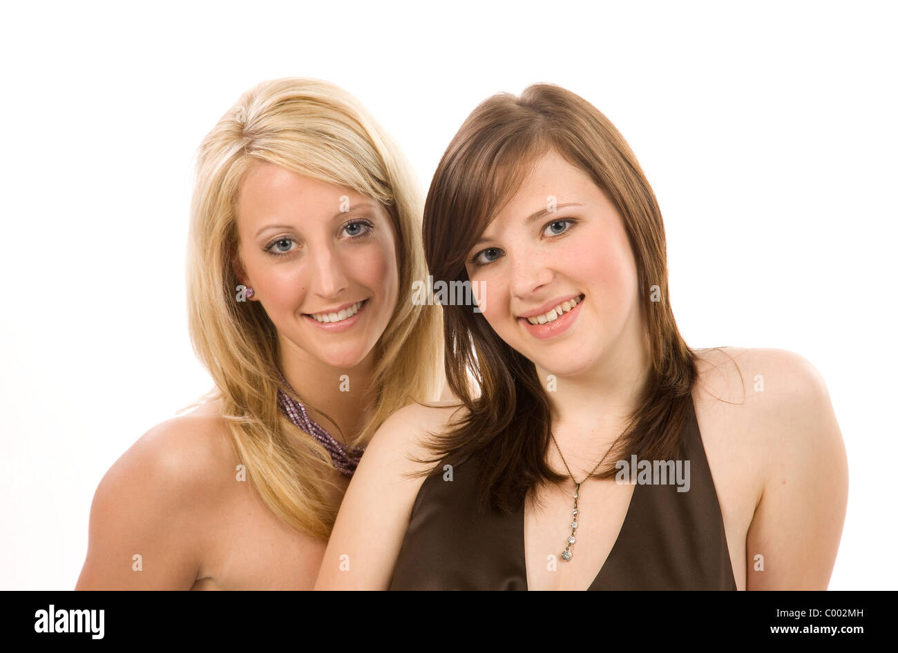 Zwei junge Frauen lächeln dans Die Kamera Banque D'Images