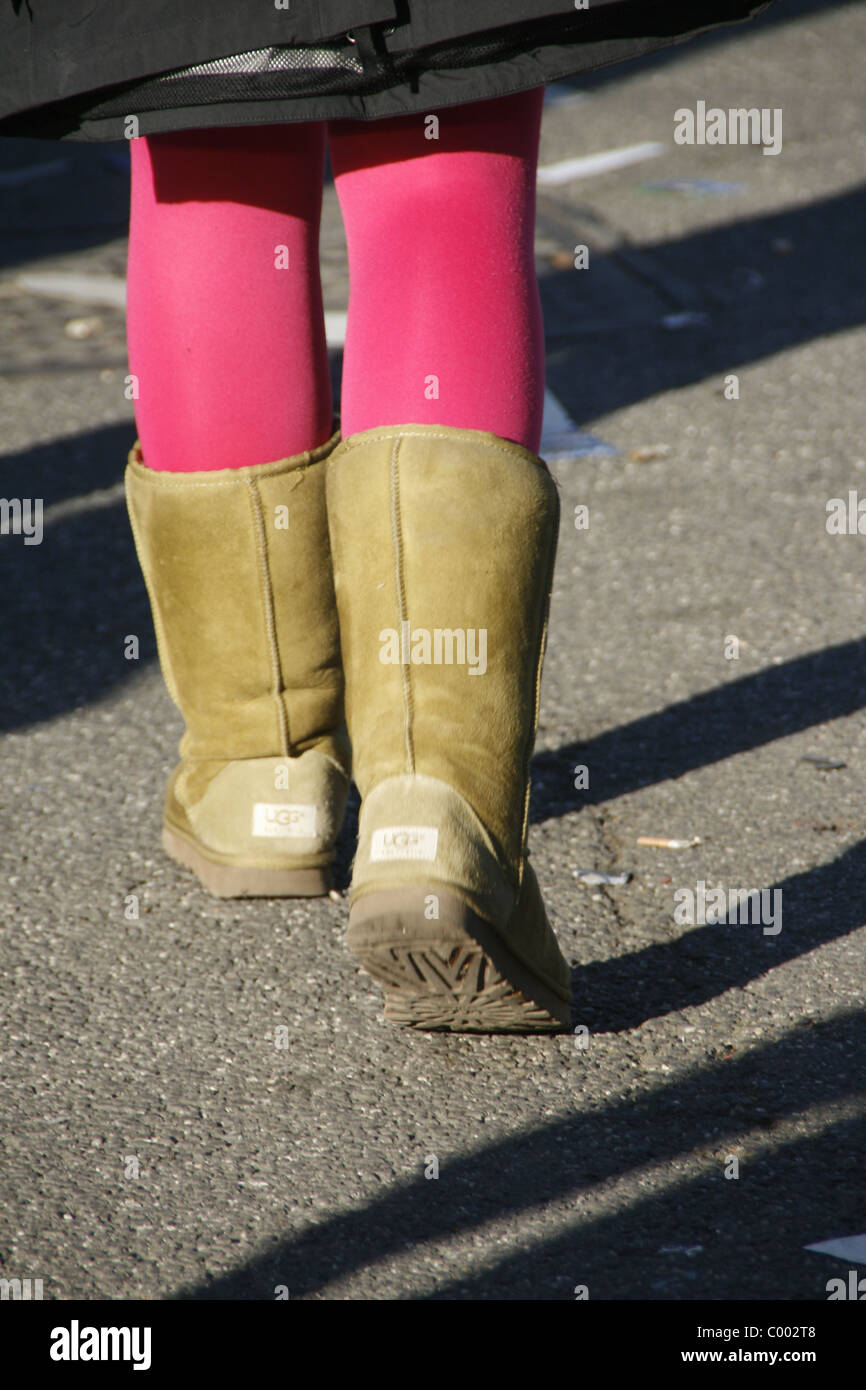 Femme portant des bottes de ville ville ugs Photo Stock - Alamy