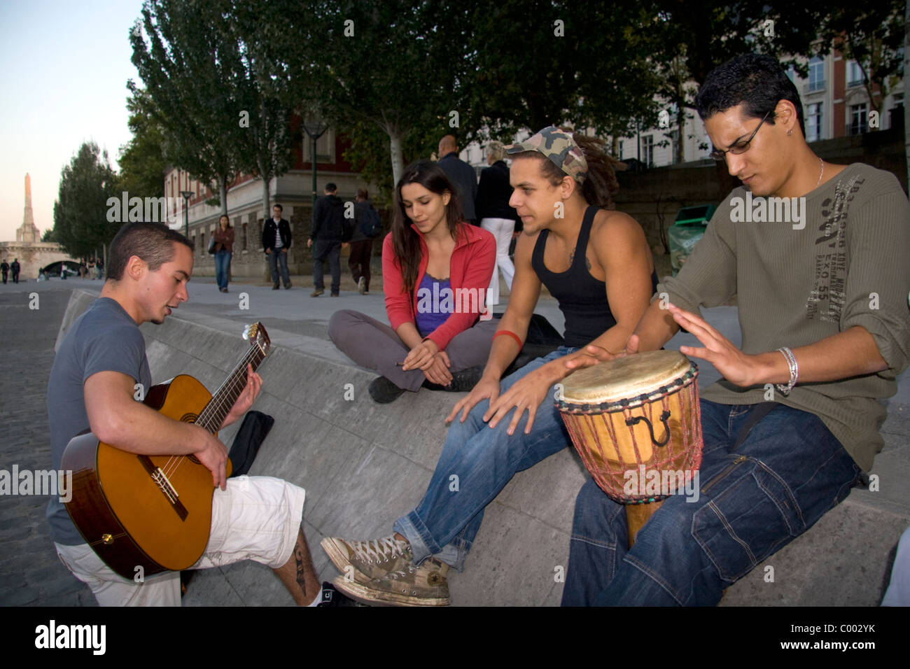 Jeunes parisiens de jouer de la musique le long de la Seine à Paris, France. Banque D'Images