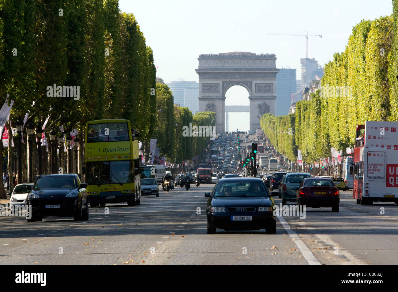 L'Arc de Triomphe à l'extrémité ouest de l'Avenue des Champs-Elysées à Paris, France. Banque D'Images