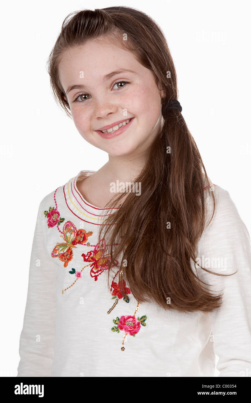 Vue d'un enfant de huit ans fille brune contre White Banque D'Images