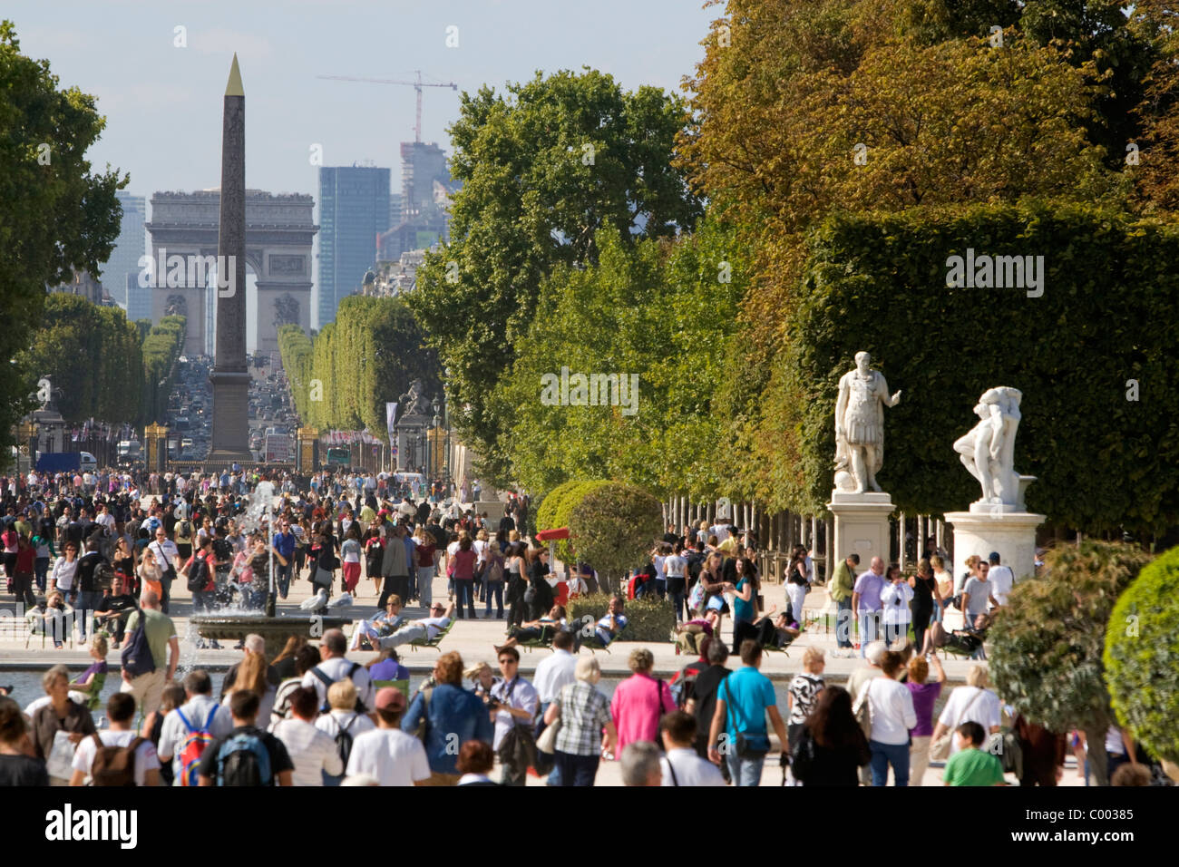 L'Obélisque de Louxor et l'Arc de Triomphe à l'extrémité ouest de l'Avenue des Champs-Elysées à Paris, France. Banque D'Images