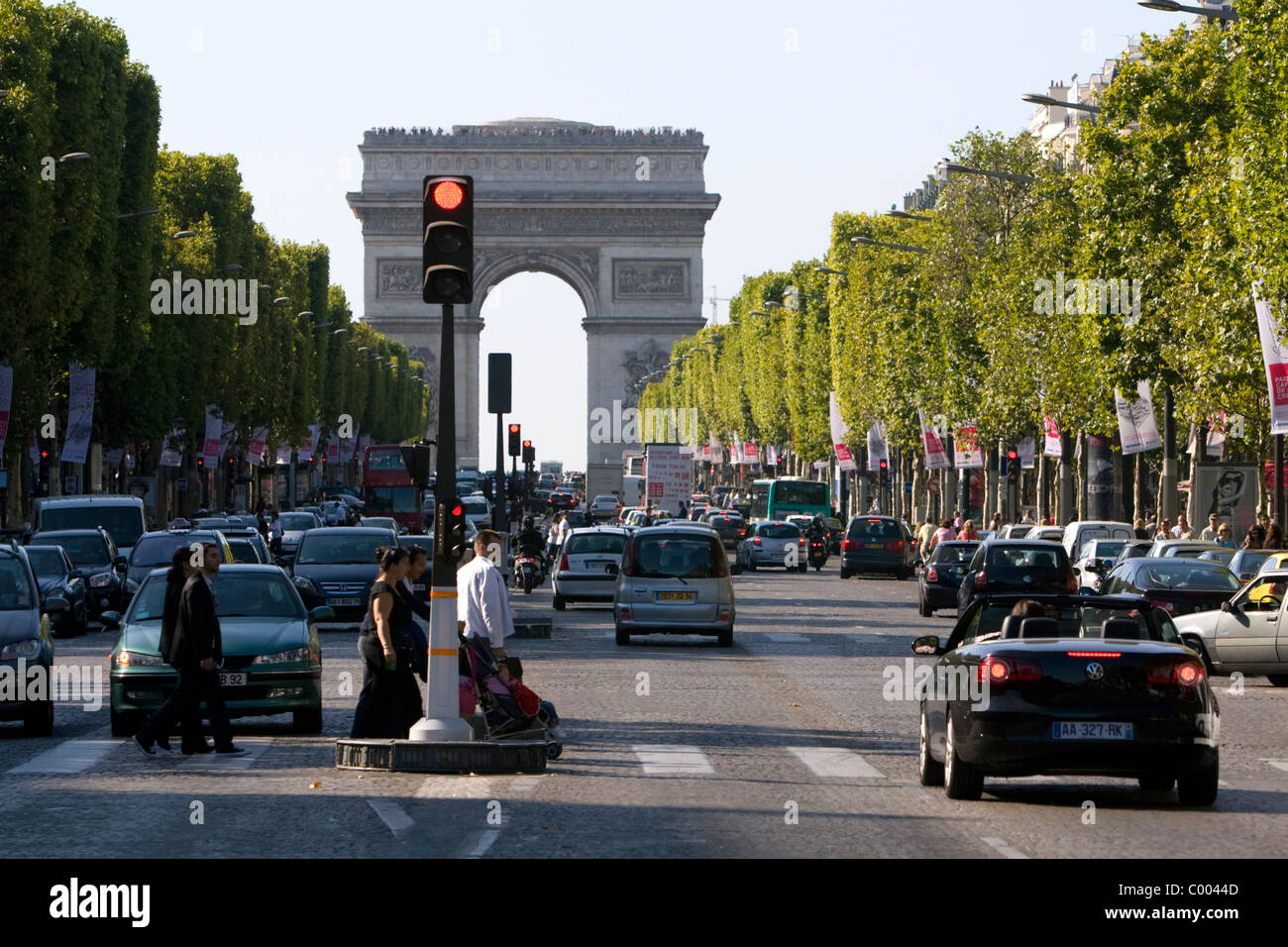L'Arc de Triomphe à l'extrémité ouest de l'Avenue des Champs-Elysées à Paris, France. Banque D'Images