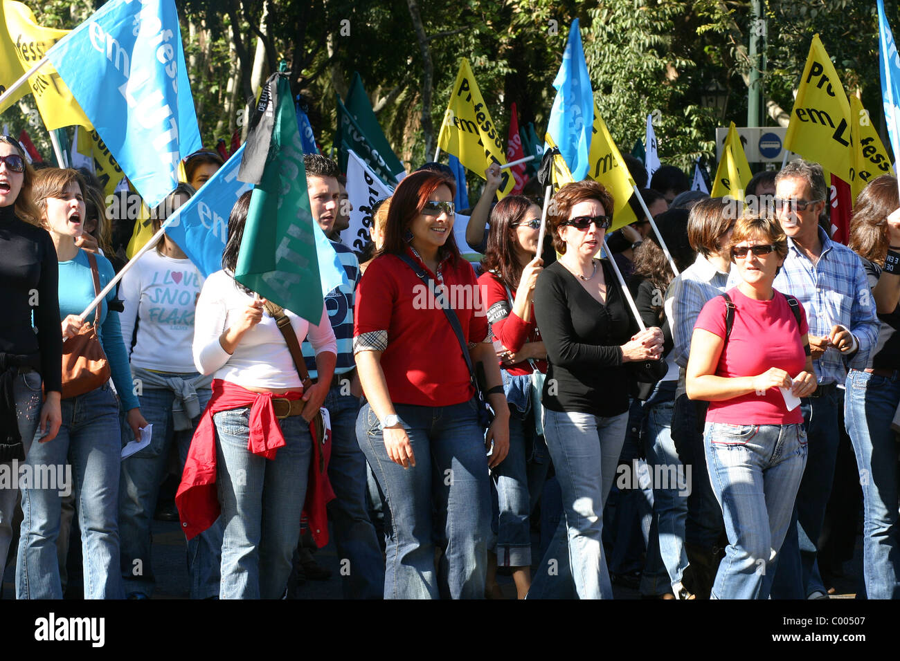 Enseignants et étudiants protestent contre les politiques gouvernementales en matière d'éducation lors d'une manifestation publique de grande envergure à Lisbonne, au Portugal. Banque D'Images