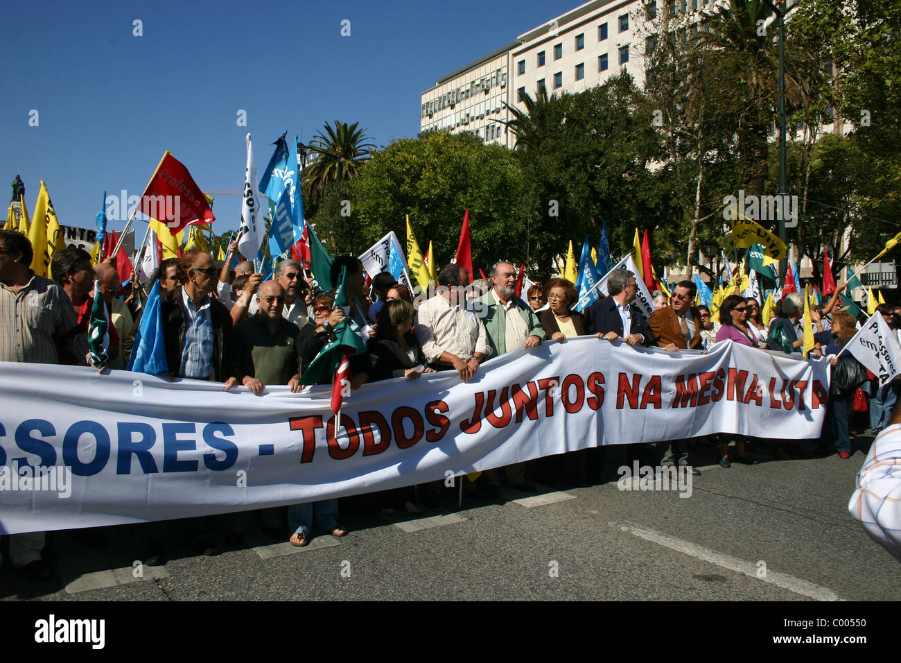 Enseignants et étudiants protestent contre les politiques gouvernementales en matière d'éducation lors d'une manifestation publique de grande envergure à Lisbonne, au Portugal. Banque D'Images