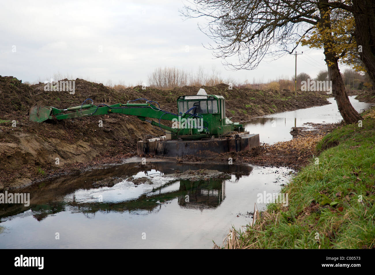Augustus Gloop pelle flottant dans la Tamise et Severn Canal, près de South Cerney Banque D'Images