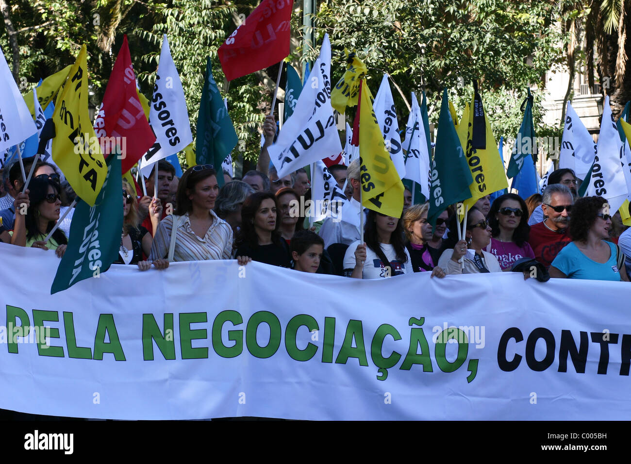 Enseignants et étudiants protestent contre les politiques gouvernementales en matière d'éducation lors d'une manifestation publique de grande envergure à Lisbonne, au Portugal. Banque D'Images