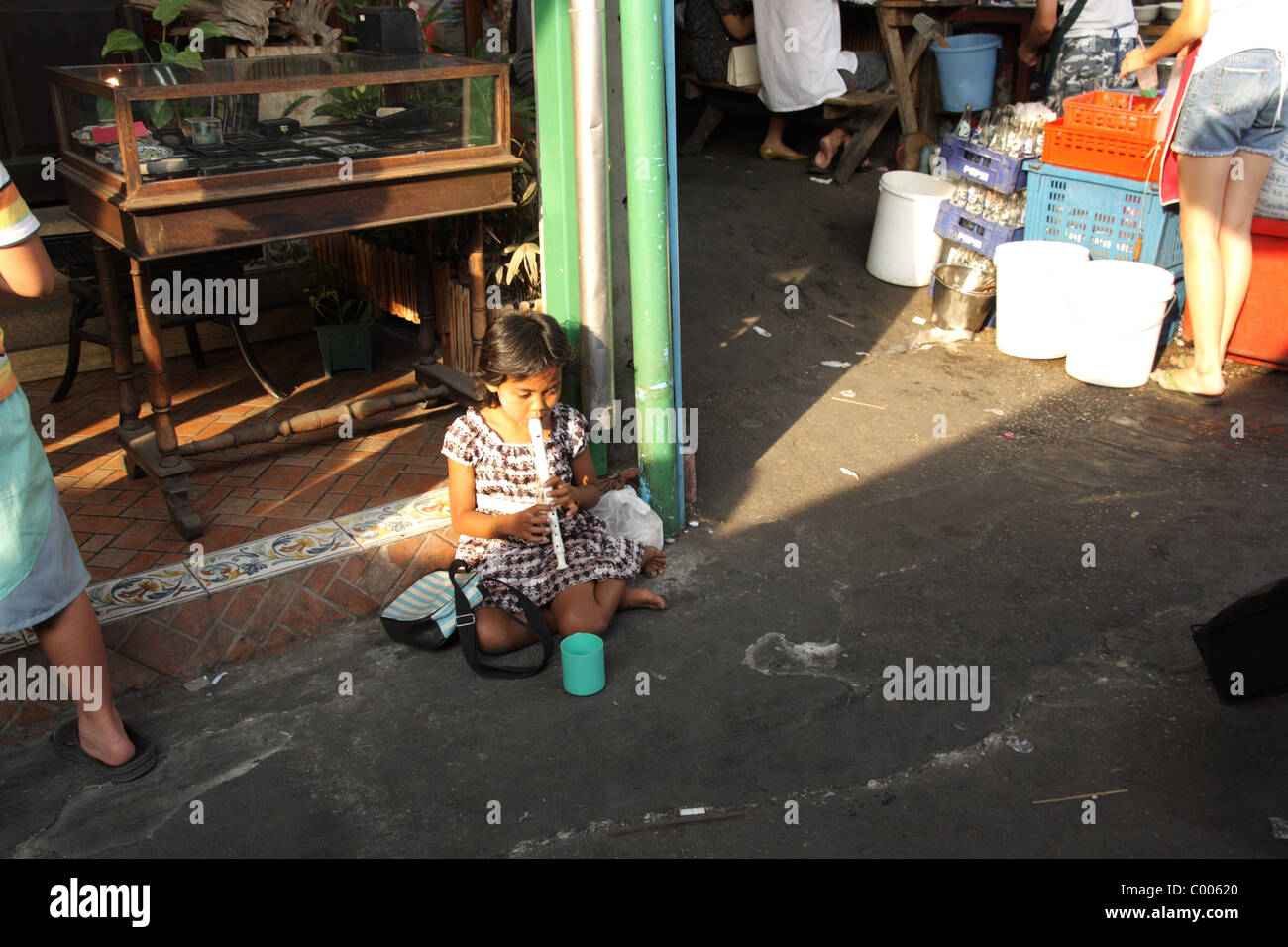 Les jeunes en mendiant , marché de Chatuchak Bangkok , Thaïlande Banque D'Images