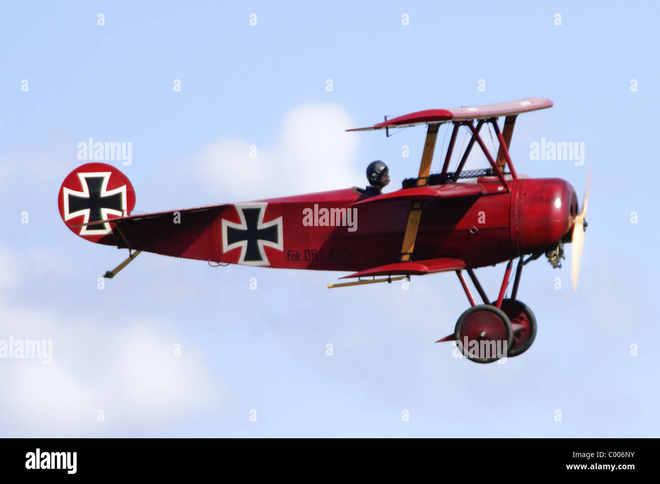 Triplan Fokker DR1 WW1 avion replica aux couleurs de la Red Baron faisant un défilé aérien faible à Duxford Flying Legends Airshow Banque D'Images