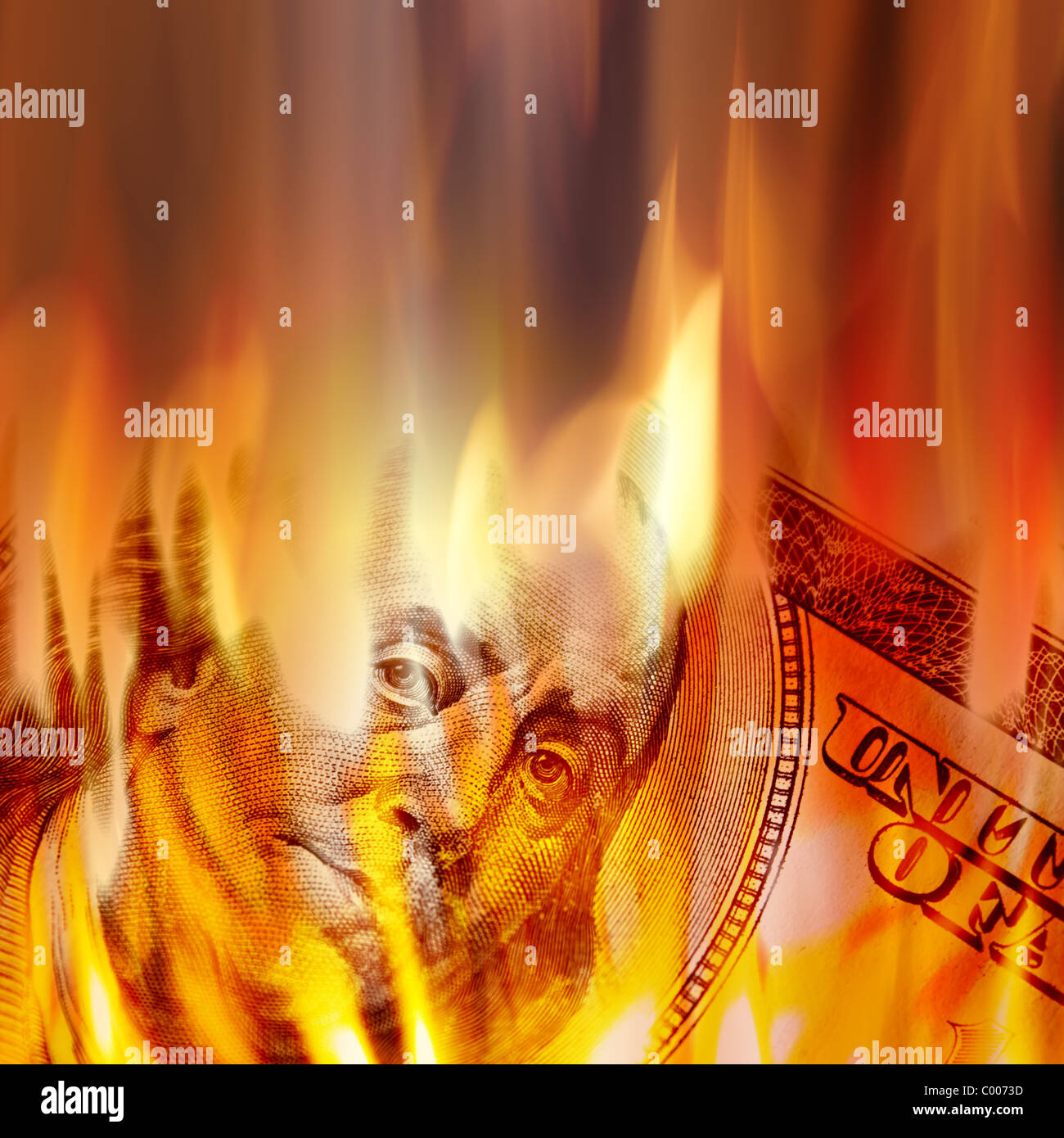 La gravure de l'argent américain avec Benjamin Franklins visage apparaissant sur le feu sur une one hundred dollar bill. Banque D'Images