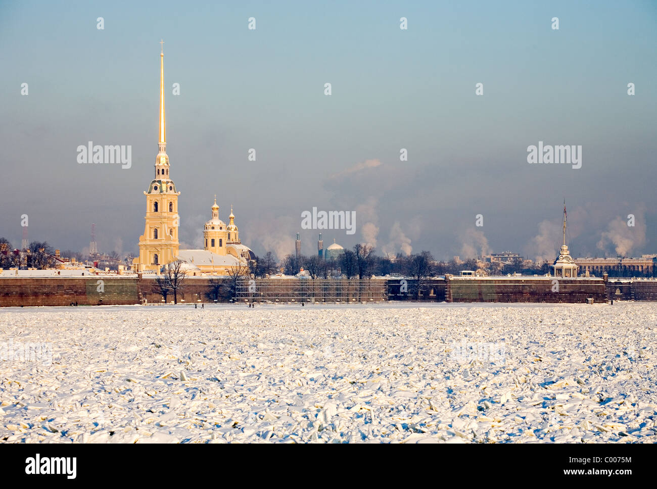 Vue de la forteresse Pierre et Paul de l'autre côté de la Néva gelée St Petersburg Russia Banque D'Images