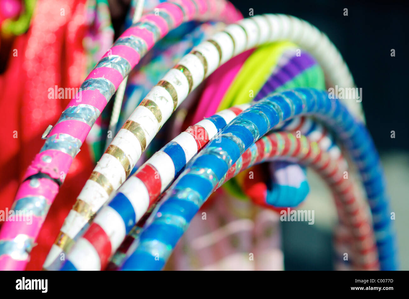 Hula Hoop sonne sur un marché au cours d'un festival culturel à Almere (Pays-Bas). Banque D'Images