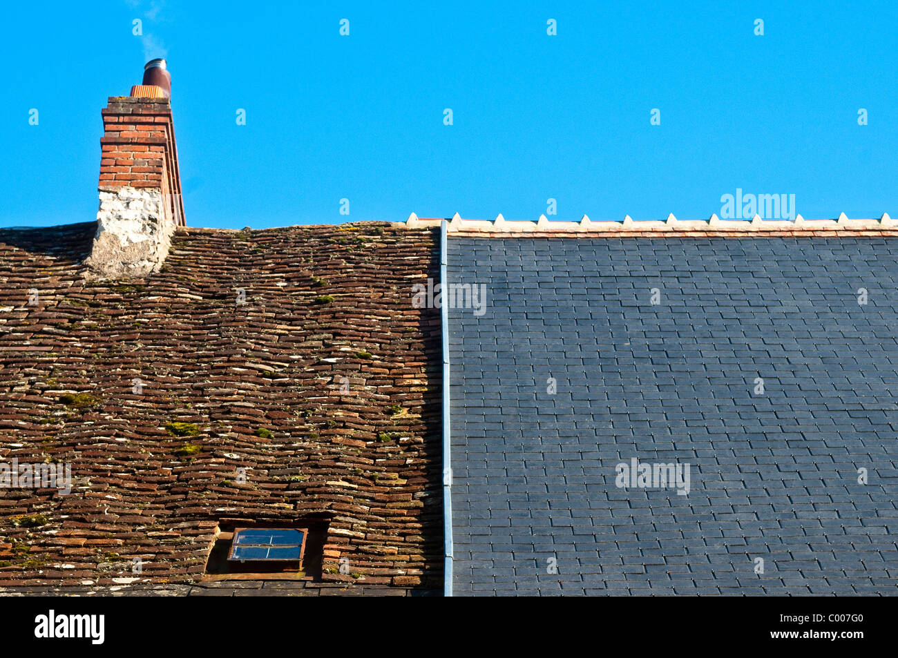 La réfection de toiture nouvellement prévue et vieille maison intérieur carrelage couverture - France. Banque D'Images