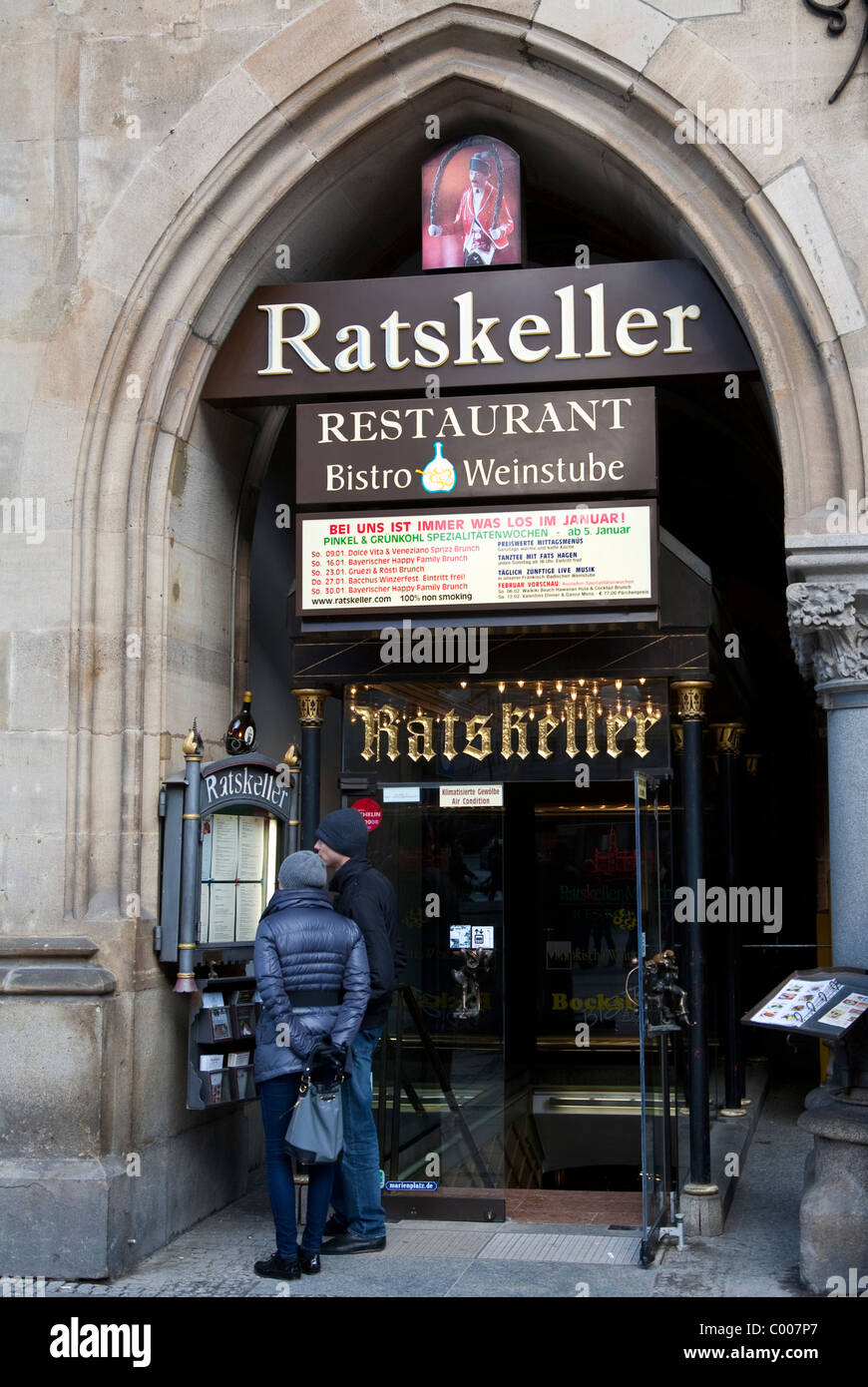 Entrée principale du restaurant Ratskeller, Marienplatz, Munich, Allemagne Banque D'Images