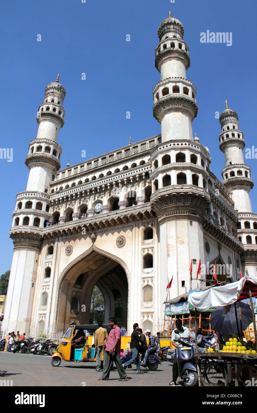 Vue verticale de Charminar, Hyderabad Inde montrant minarets avec étal de fruits et d'autorickshaw en premier plan Banque D'Images