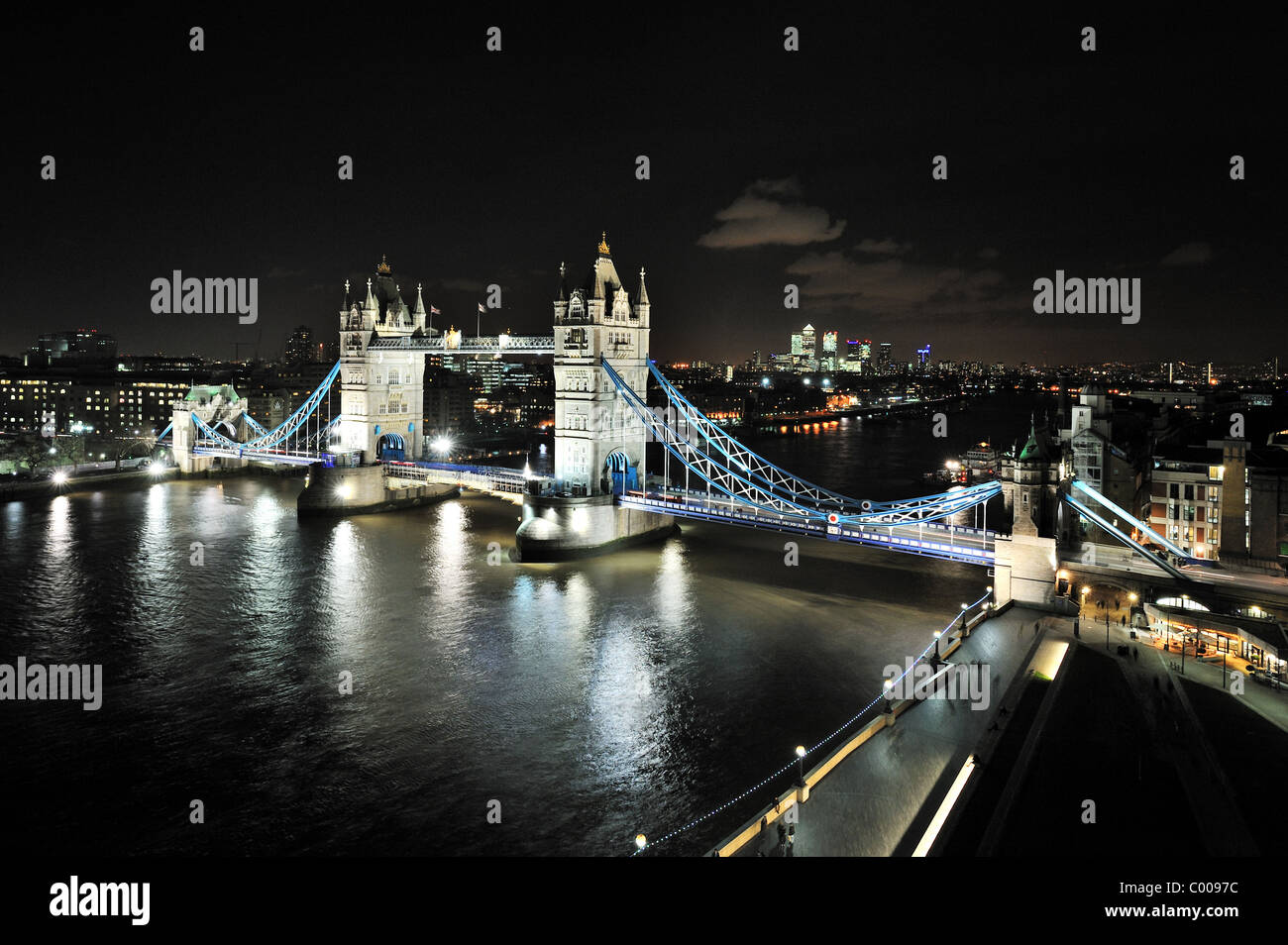 Tower Bridge photo de nuit de l'Hôtel de Ville Banque D'Images