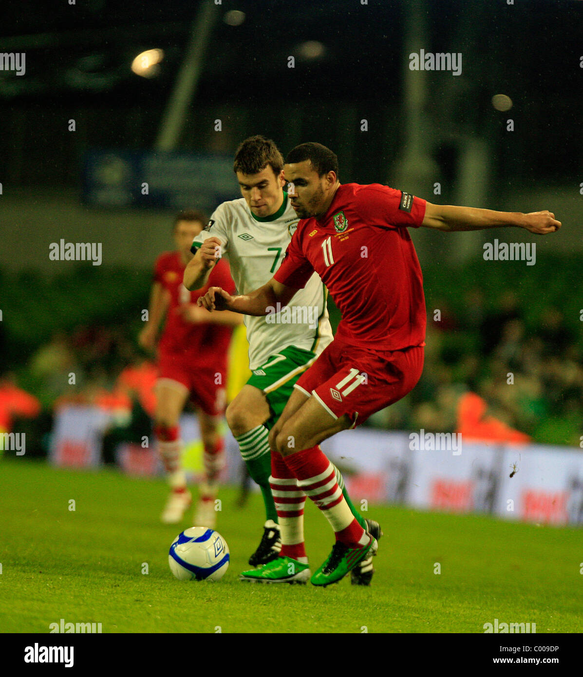 Seamus Coleman, République d'Irlande en action contre Hal Robson-Kanu de galles. Nations Unies Carling Cup 2011 Banque D'Images