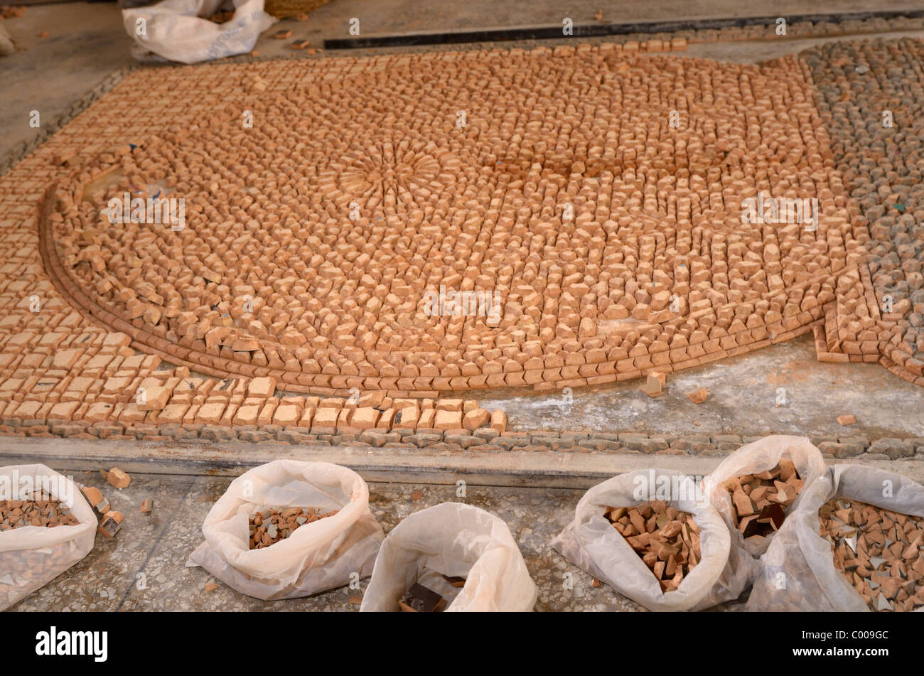 L'envers des morceaux de terre cuite Zellige carreaux émaillés pour former un motif en mosaïque Fez Maroc Afrique du Nord Banque D'Images