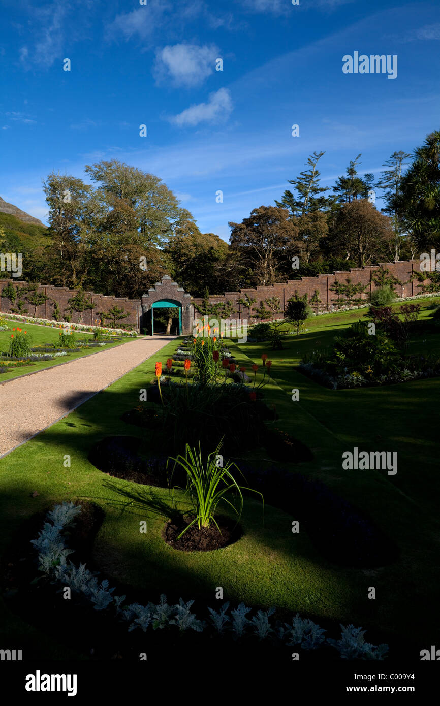L'époque victorienne du xixe siècle restauré, jardin clos de l'abbaye de Kylemore, Connemara, comté de Galway, Irlande. Il a ré-ouvert ses portes en 2000. Banque D'Images