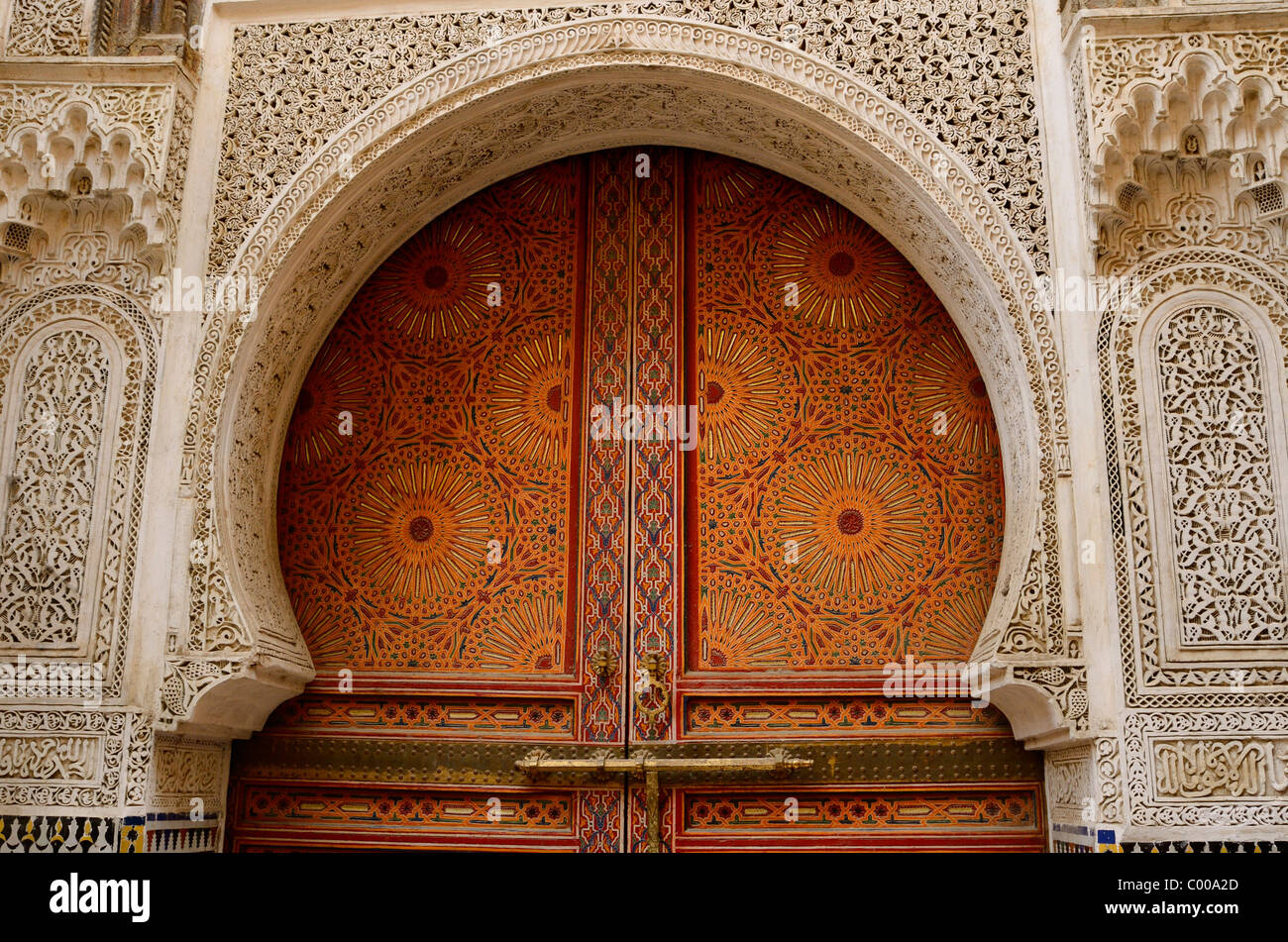 La sculpture sur pierre complexe et richement décoré peint porte de mosquée de Kairaouine à Fes el Bali Medina Fès Maroc Afrique du Nord Banque D'Images