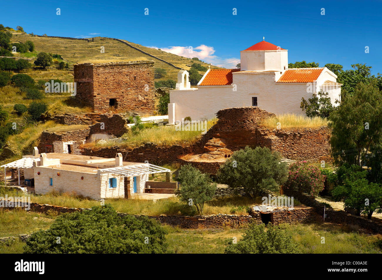 Ruines du monastère de Espiskopi avec son église orthodoxe grecque byzantine.. Kea, Cyclades grecques. Banque D'Images