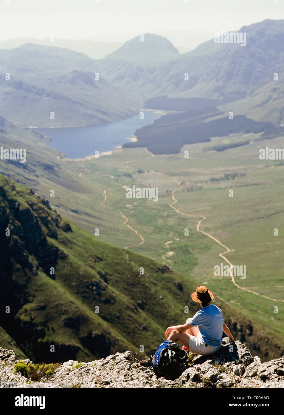 Randonneur Regardant Vue, assis sur le dessus de la montagne, Vue arrière Banque D'Images